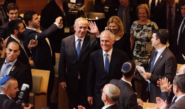 Prime Ministers Netanyahu and Turnbull enter Central Synagogue