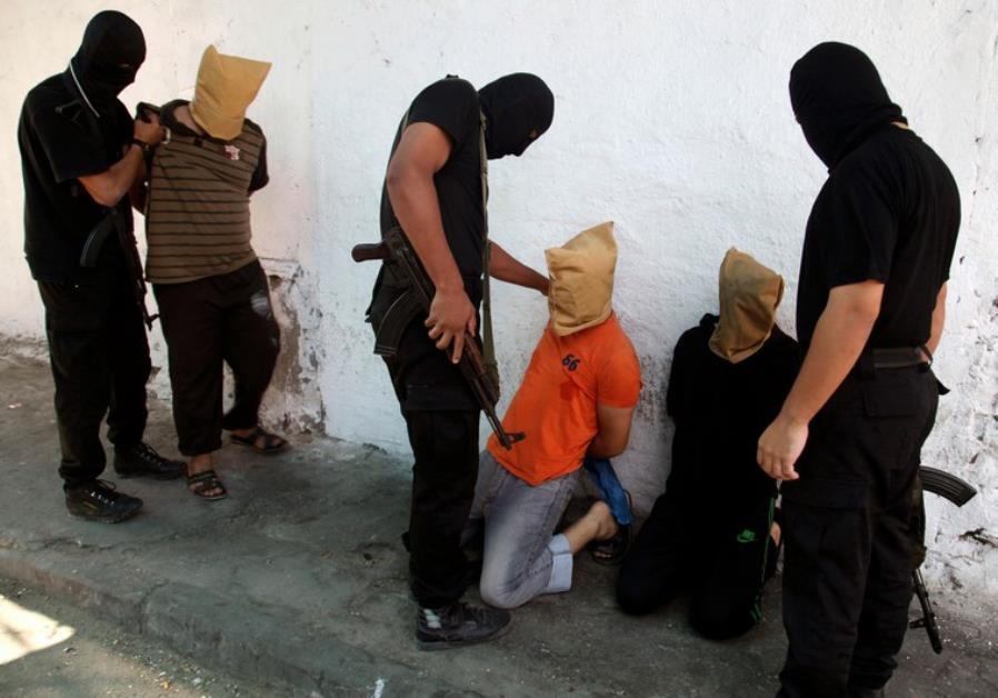 Hamas prepare to execute hooded prisoners