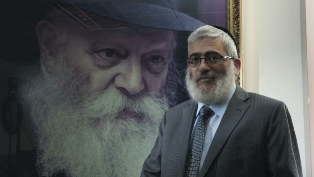 Gutnick in front of portrait of Lubavitche Rebbe