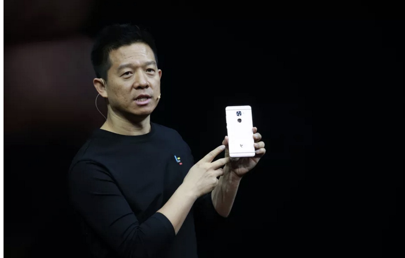 Jia on stage presenting a new Iphone