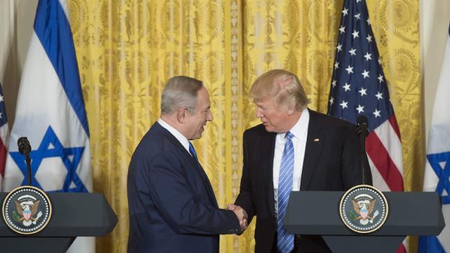 Trump and Bibi shaking hands at podium