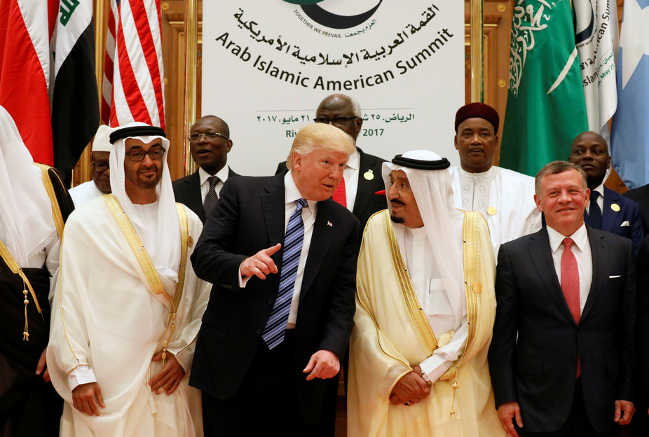 Trump surrounded by arab leaders at summit