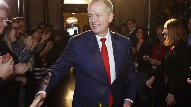 Shorten walking in between clapping people to the conference
