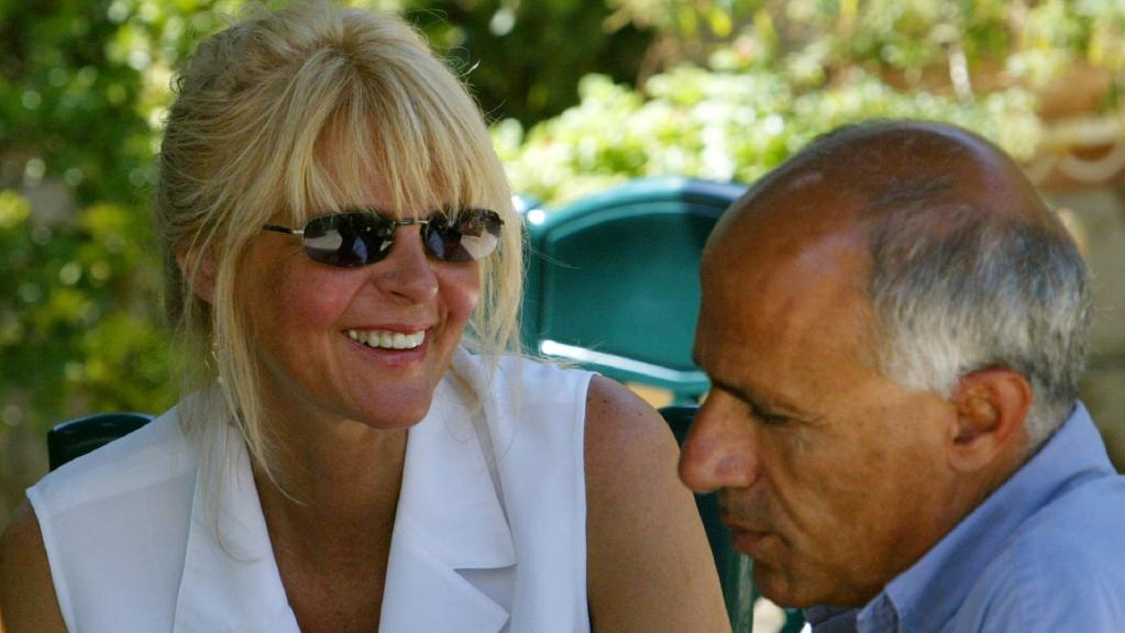 Vanunu snapped with girlfriend sitting outside