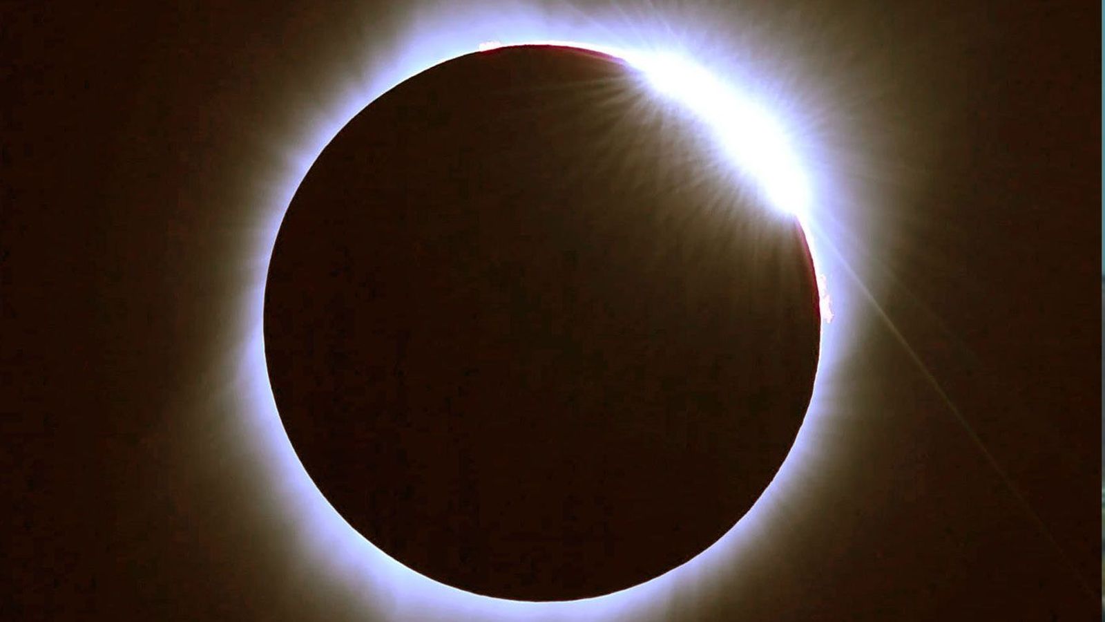 moon covering sun in total eclipse