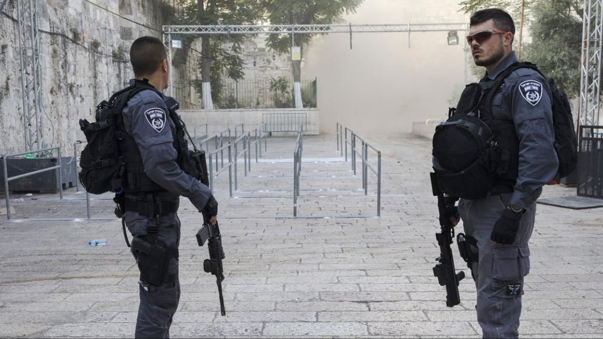 israeli police officers standing guard in Jerusalem