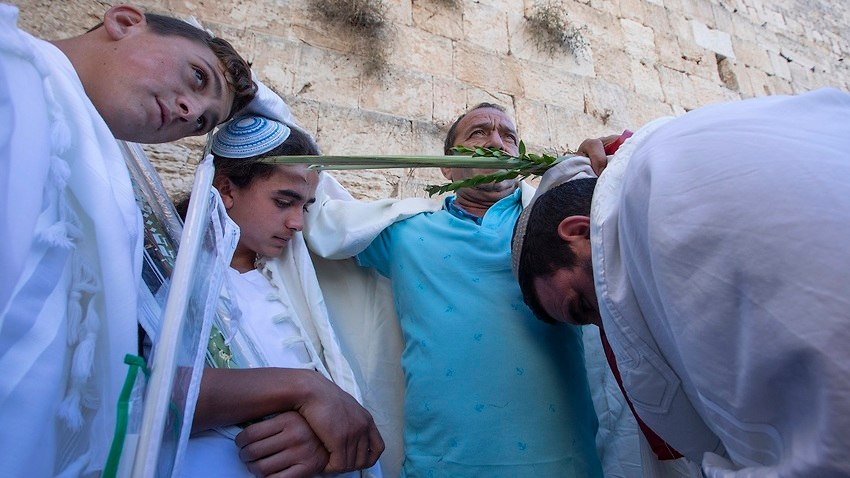 man blessing sons at the kotel